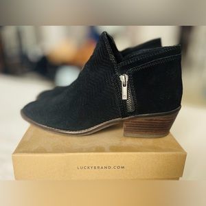 Lucky Brand Fhuna Suede Leather Ankle Boots Booties Zip Cutout 8.5M
